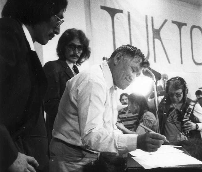 Billy Day signing the Inuvialuit Final Agreement in 1984. COURTESY IRC