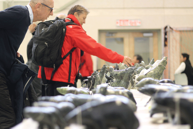 Passengers shop for carvings. Photo by Elaine Anselmi