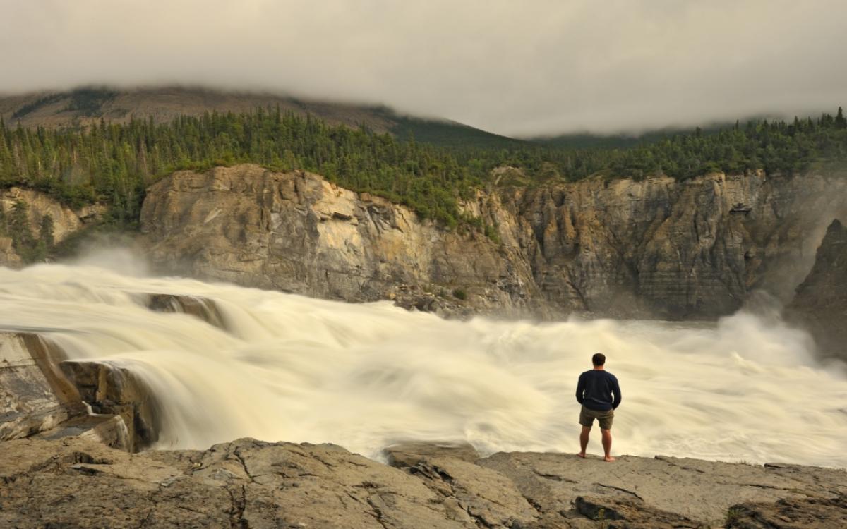 Man looking over Náįlįcho