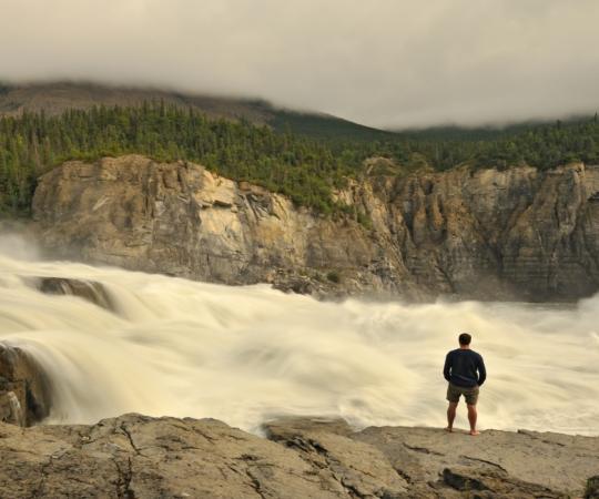 Man looking over Náįlįcho