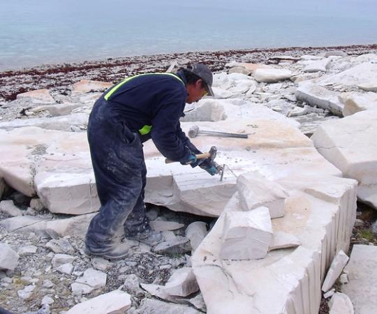 Carver Jerry Ell breaks out blocks of limestone on Bear Island, near Coral Harbour, Nunavut. Photo courtesy Government of Nunavut